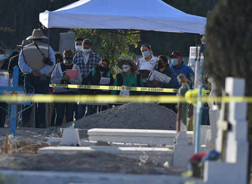 Familiares de víctimas de ejecuciones denuncian a militares que los obligaron a presenciar el asesinato.