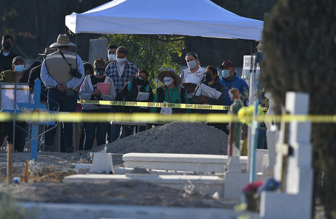 Familiares de víctimas de ejecuciones denuncian a militares que los obligaron a presenciar el asesinato.