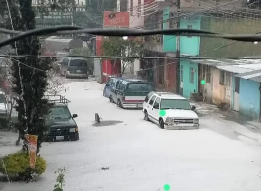 Techos de viviendas colapsaron debido a la fuerte granizada que se registró ayer en Veracruz