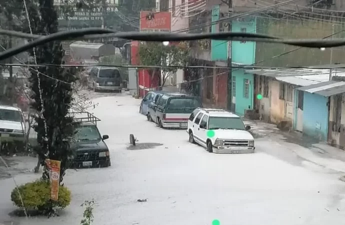 Techos de viviendas colapsaron debido a la fuerte granizada que se registró ayer en Veracruz