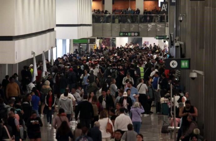 Desde ayer se ha apoyado a los pasajeros de vuelos cancelados con alojamiento y alimentación hasta la reprogramación del próximo vuelo.