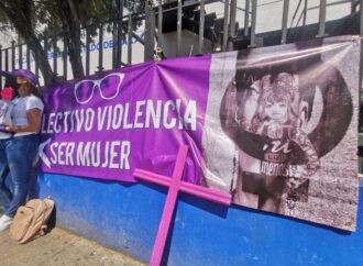 Integrantes del Colectivo Violencia por ser Mujer se encadenaron al exterior de Fiscalía exigiendo respuesta a los 54 feminicidios que van en este año