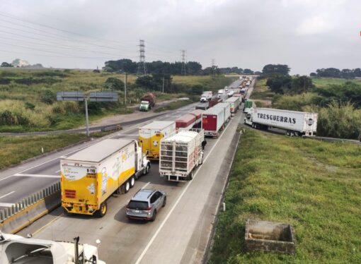 Accidente automovilístico en la carretera México-Veracruz deja saldo de al menos cinco personas.