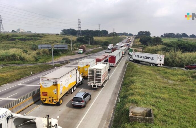 Accidente automovilístico en la carretera México-Veracruz deja saldo de al menos cinco personas.