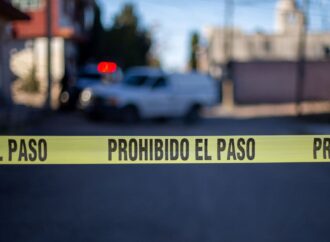 Cinco personas asesinadas cuyos cuerpos fueron abandonados sobre la carretera federal México-Acapulco.