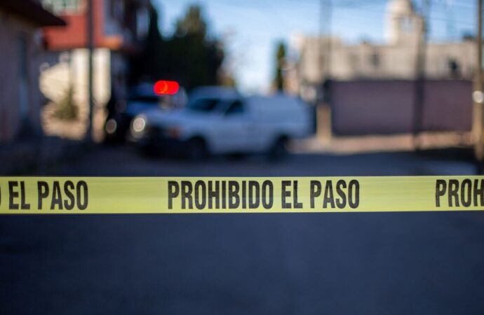 Cinco personas asesinadas cuyos cuerpos fueron abandonados sobre la carretera federal México-Acapulco.