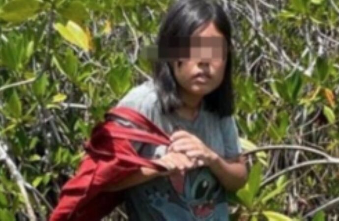 Una pequeña de sólo 13 años sobrevivió sola y en buen estado de salud después de ser abandonada en la selva por su padre.