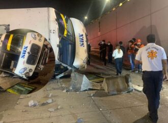 Un autobús de pasajeros de la línea Sux cayó de la parte alta del puente Araucarias de la avenida Lázaro Cárdenas, en Xalapa, Veracruz.