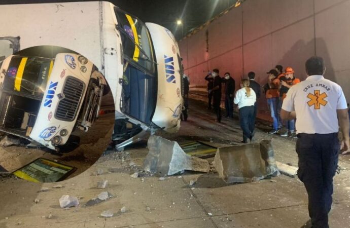 Un autobús de pasajeros de la línea Sux cayó de la parte alta del puente Araucarias de la avenida Lázaro Cárdenas, en Xalapa, Veracruz.