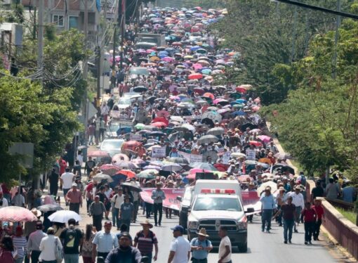 Miles de profesores pertenecientes a la (CNTE) iniciaron este lunes un paro de labores en el centro de la ciudad de Oaxaca.