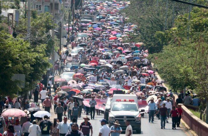 Miles de profesores pertenecientes a la (CNTE) iniciaron este lunes un paro de labores en el centro de la ciudad de Oaxaca.