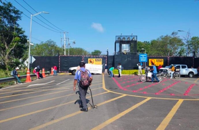 Los maestros de la sección 22 bloquearon el acceso al aeropuerto internacional de Oaxaca Benito Juárez