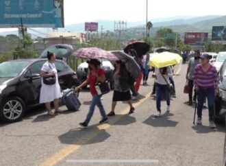 Los profesores de la CNTE en la capital de Oaxaca tomaron la terminal aérea y de autobuses de primera clase.