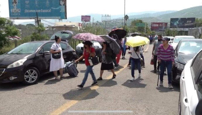 Los profesores de la CNTE en la capital de Oaxaca tomaron la terminal aérea y de autobuses de primera clase.