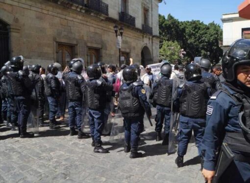 La policía estatal de Oaxaca utilizó gases lacrimógenos contra los estudiantes.