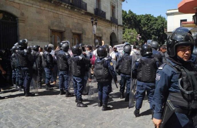 La policía estatal de Oaxaca utilizó gases lacrimógenos contra los estudiantes.