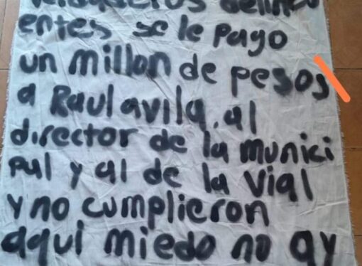 Una manta firmada por supuesto grupo delictivo, puso de manifiesto la abierta corrupción que se fragua en la administración municipal de Oaxaca