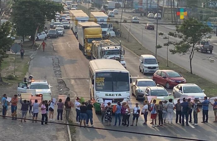 Bloquearon la carretera Federal Veracruz – Xalapa, para exigir aparición de un Estudiante, perteneciente al Tecnológico de Veracruz.