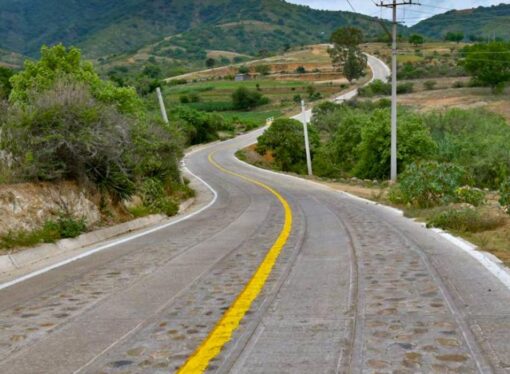 La construcción de caminos de concreto hidráulico es una realidad en  municipios del estado de Oaxaca y se espera comunicar a las 570 cabeceras municipales de la entidad.