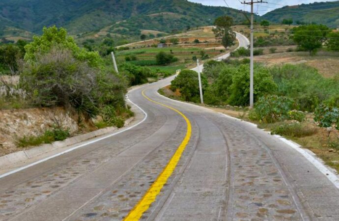 La construcción de caminos de concreto hidráulico es una realidad en  municipios del estado de Oaxaca y se espera comunicar a las 570 cabeceras municipales de la entidad.