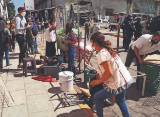 Vecinos y comerciantes se manifestaron en contra de los permisos que  para vendedores ambulantes en el centro histórico de la ciudad de Oaxaca.