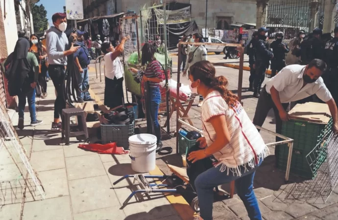 Vecinos y comerciantes se manifestaron en contra de los permisos que  para vendedores ambulantes en el centro histórico de la ciudad de Oaxaca.