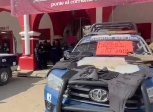 Integrantes de la Policía Municipal y de Carreteras de Villa de Zaachila en Oaxaca, declararon un paro, con el fin de llegar a una mesa de diálogo con el alcalde.