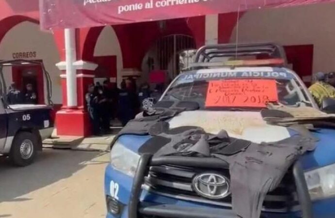 Integrantes de la Policía Municipal y de Carreteras de Villa de Zaachila en Oaxaca, declararon un paro, con el fin de llegar a una mesa de diálogo con el alcalde.