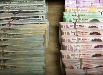 Tras haber alcanzado su mejor nivel en casi ocho años, el peso mexicano inicia esta semana con un ligero rebote frente al dólar.