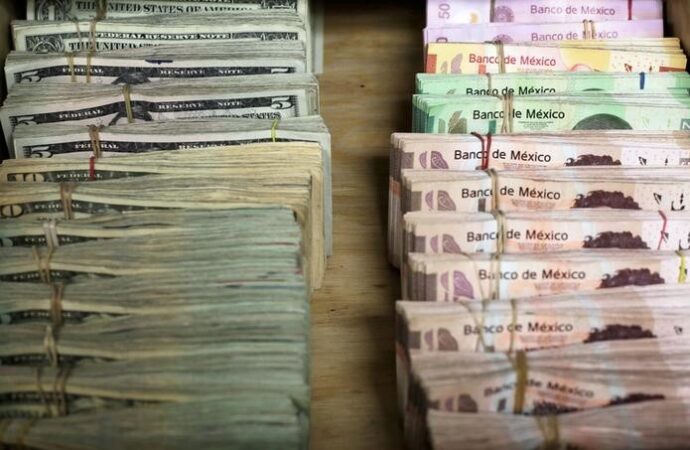 Tras haber alcanzado su mejor nivel en casi ocho años, el peso mexicano inicia esta semana con un ligero rebote frente al dólar.