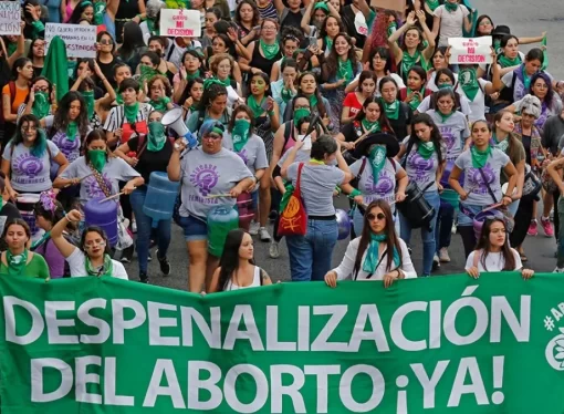 Cerca de 100 organizaciones feministas le exigen al gobierno acceso al aborto seguro y gratuito en las instituciones de salud pública en Veracruz.