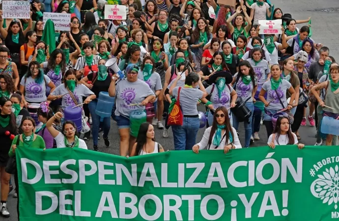 Cerca de 100 organizaciones feministas le exigen al gobierno acceso al aborto seguro y gratuito en las instituciones de salud pública en Veracruz.