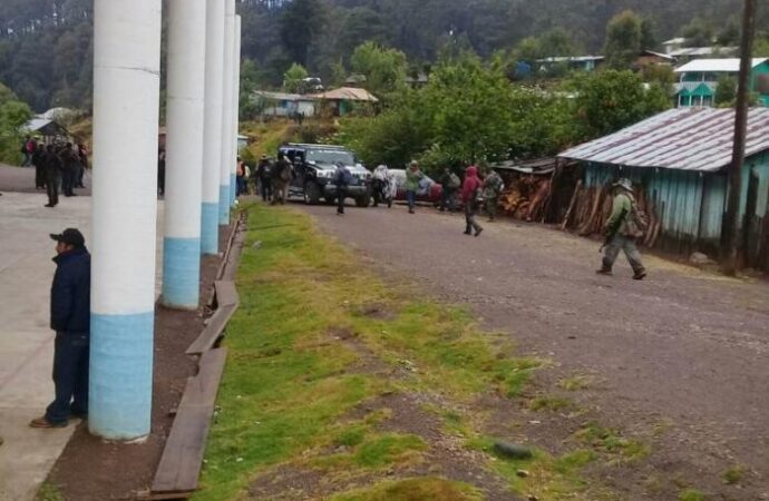 Por violencia, 300 personas de la comunidad El Tlacuache, en Oaxaca, tuvieron que desplazarse de manera forzada para buscar refugio.