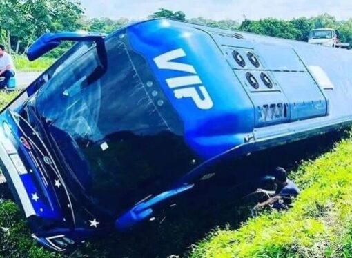 Un autobús de pasajeros acabó volcado, cuando su conductor realizó diversas maniobras, en un intento de evitar un asalto en Veracruz.