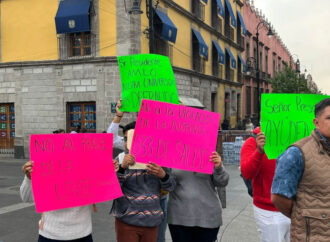 Estudiantes de medicina de una escuela particular del estado de Oaxaca, se manifestaron este martes 4 de julio en Palacio Nacional