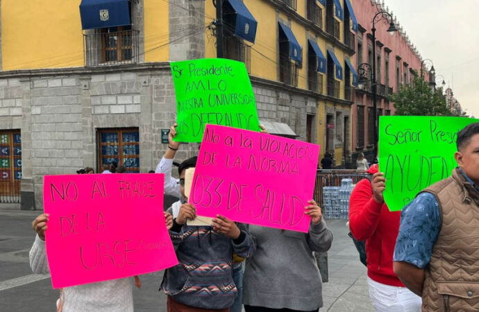 Estudiantes de medicina de una escuela particular del estado de Oaxaca, se manifestaron este martes 4 de julio en Palacio Nacional