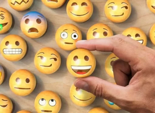 Con los nuevos libros de texto gratuitos, los alumnos de Quintana Roo tendrán una materia en la que les darán clases de cómo usar emojis en las redes sociales.