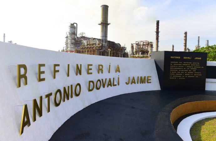 Dos jóvenes que trabajaban en la refinería ubicada en el puerto de Salina Cruz, fueron asesinados a balazos.