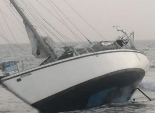 Cuatro náufragos encallaron con un velero a la altura de Isla Mujeres; rescatados por elementos de la Marina Armada de México en coordinación con la dirección de Seguridad Pública y Tránsito de la zona insular.