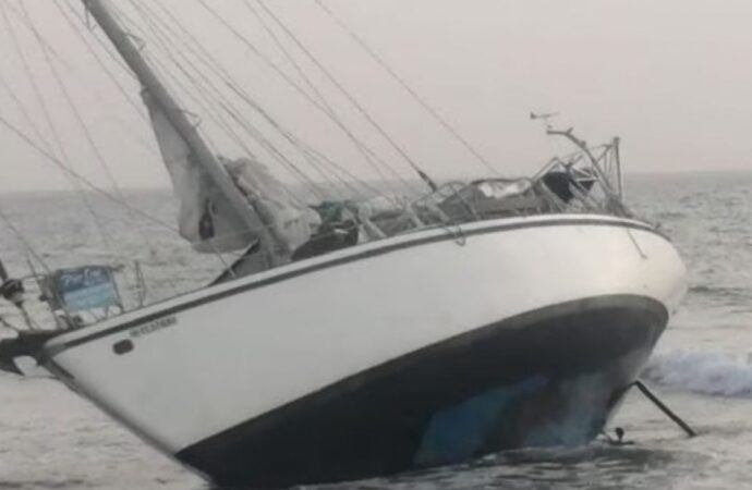 Cuatro náufragos encallaron con un velero a la altura de Isla Mujeres; rescatados por elementos de la Marina Armada de México en coordinación con la dirección de Seguridad Pública y Tránsito de la zona insular.