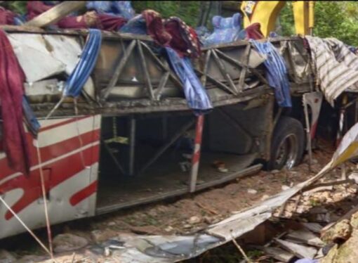 Un autobús de pasajeros del Transporte Yosondua cayó a un barranco y volcó en la carretera a Magdalena Pañasco, a la altura de Tlaxiaco en Oaxaca.