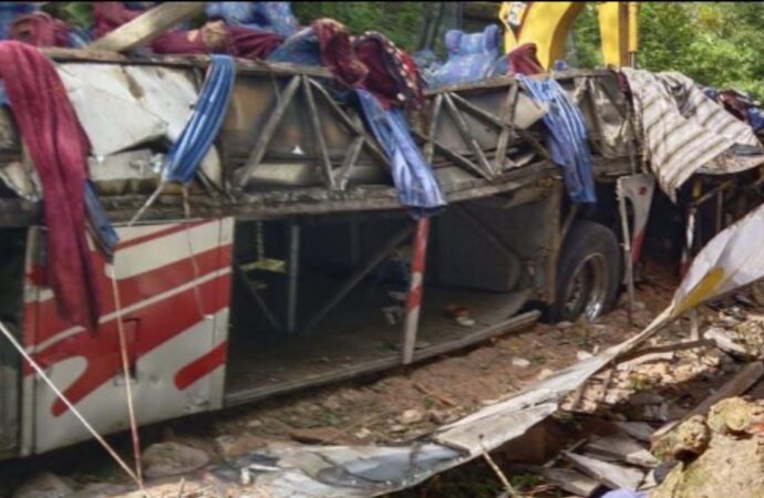 Un autobús de pasajeros del Transporte Yosondua cayó a un barranco y volcó en la carretera a Magdalena Pañasco, a la altura de Tlaxiaco en Oaxaca.