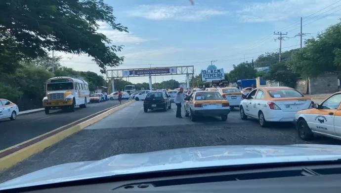 La Unión de Taxistas de la región del Istmo de Tehuantepec, se moviliza este lunes en el municipio de Juchitán de Zaragoza, para exigir el cumplimiento a una serie de demandas a la Secretaría de Movilidad