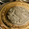 El peso mexicano cambió la tendencia inicial de la jornada de este viernes y regresó a la ganancias para llegar a su mejor nivel desde el 2015.