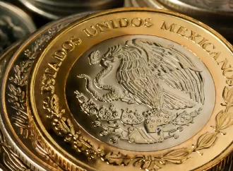 El peso mexicano cambió la tendencia inicial de la jornada de este viernes y regresó a la ganancias para llegar a su mejor nivel desde el 2015.