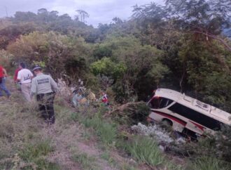 El gobierno de Oaxaca informó que por la volcadura del autobús en Nejapa de Madero hubo una persona fallecida y 28 lesionadas.