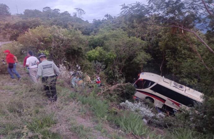 El gobierno de Oaxaca informó que por la volcadura del autobús en Nejapa de Madero hubo una persona fallecida y 28 lesionadas.