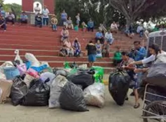 Habitantes del municipio de Villa de Zaachila, en Oaxaca arrojaron basura frente al domicilio del presidente municipal, Rigoberto Chacón, en protesta por la falta de solución al manejo de la basura.