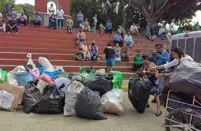 Habitantes del municipio de Villa de Zaachila, en Oaxaca arrojaron basura frente al domicilio del presidente municipal, Rigoberto Chacón, en protesta por la falta de solución al manejo de la basura.