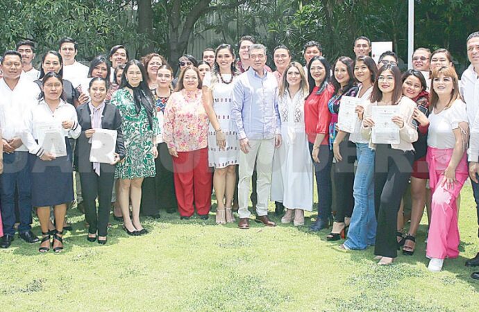 Entregan reconocimiento a jóvenes participantes del curso Formación en Cultura Política en Chiapas